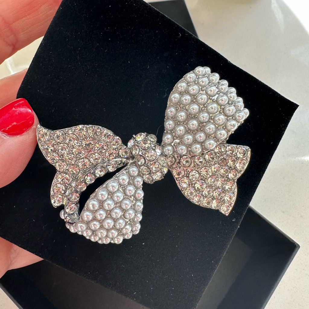 Beautiful New In Box Rhinestone And Faux Pearl Bow Brooch